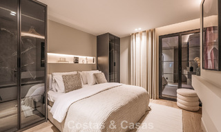 Casa adosada de lujo renovada con vistas al mar en venta, en una zona residencial cerrada en la Milla de Oro de Marbella 774968 