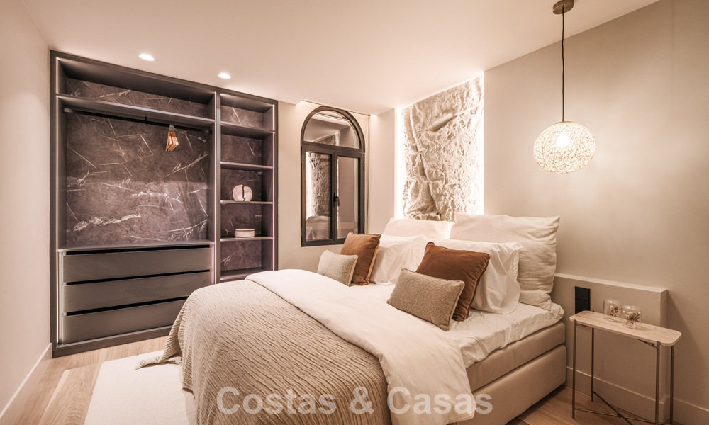 Casa adosada de lujo renovada con vistas al mar en venta, en una zona residencial cerrada en la Milla de Oro de Marbella 774969