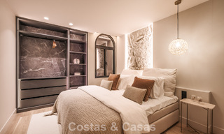 Casa adosada de lujo renovada con vistas al mar en venta, en una zona residencial cerrada en la Milla de Oro de Marbella 774969 