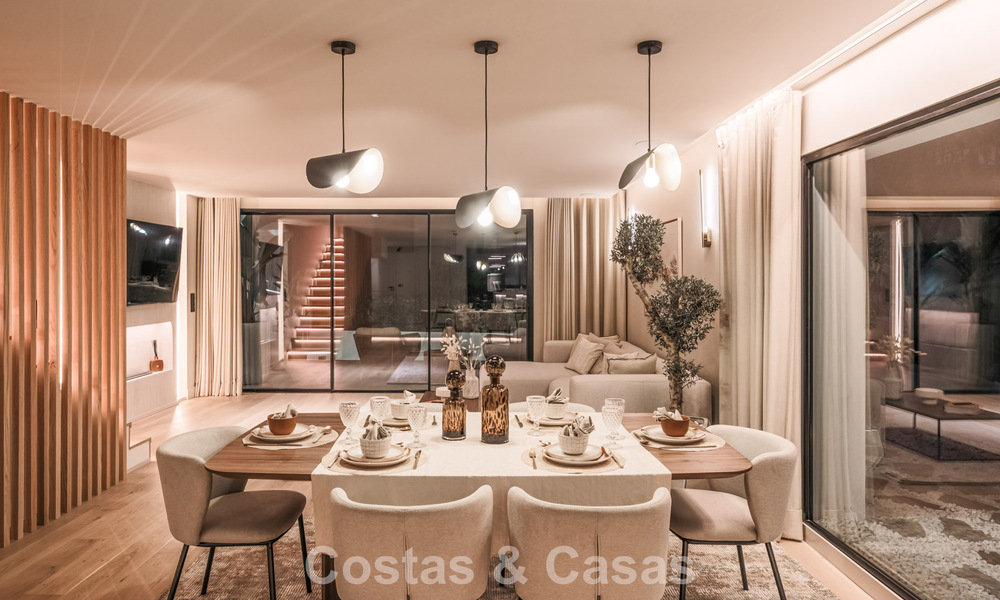 Casa adosada de lujo renovada con vistas al mar en venta, en una zona residencial cerrada en la Milla de Oro de Marbella 774970