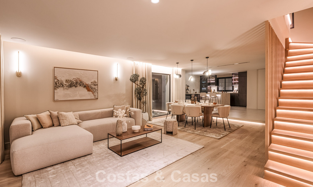 Casa adosada de lujo renovada con vistas al mar en venta, en una zona residencial cerrada en la Milla de Oro de Marbella 774971