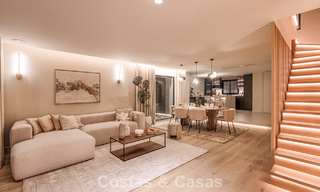 Casa adosada de lujo renovada con vistas al mar en venta, en una zona residencial cerrada en la Milla de Oro de Marbella 774971 