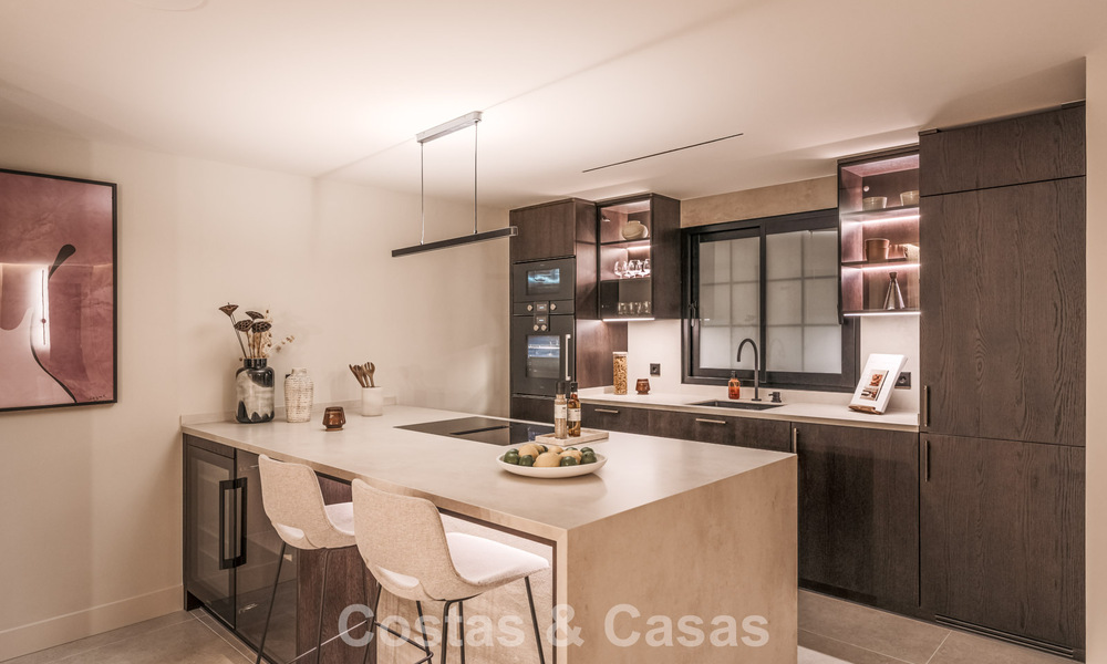 Casa adosada de lujo renovada con vistas al mar en venta, en una zona residencial cerrada en la Milla de Oro de Marbella 774972