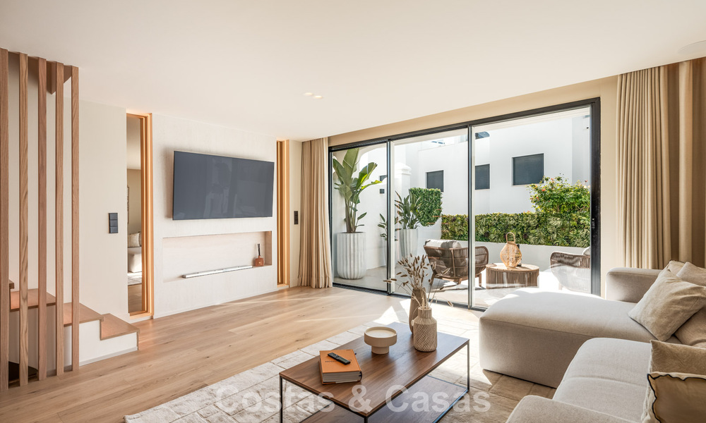 Casa adosada de lujo renovada con vistas al mar en venta, en una zona residencial cerrada en la Milla de Oro de Marbella 774976