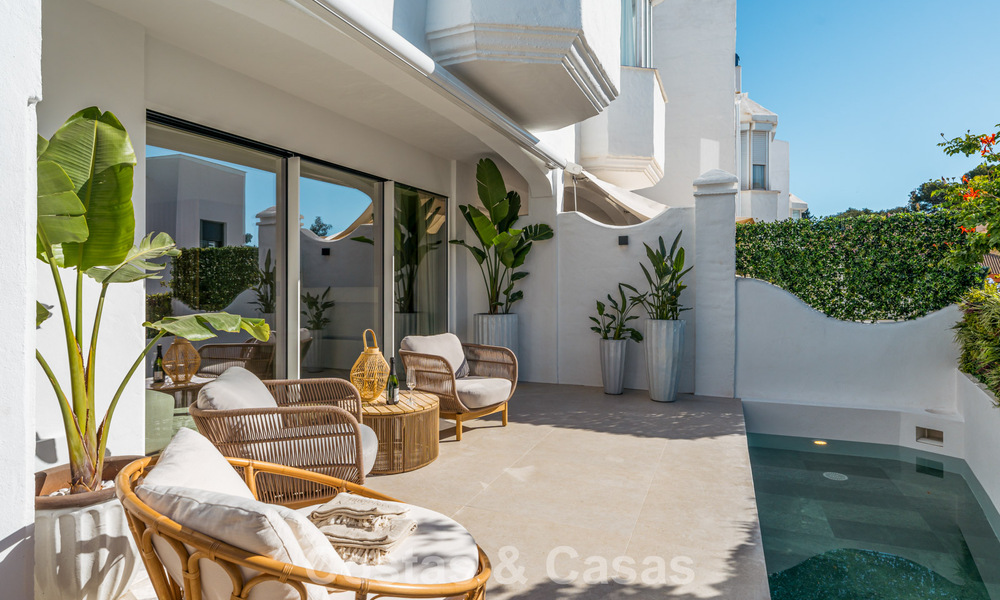 Casa adosada de lujo renovada con vistas al mar en venta, en una zona residencial cerrada en la Milla de Oro de Marbella 774977