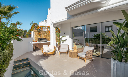 Casa adosada de lujo renovada con vistas al mar en venta, en una zona residencial cerrada en la Milla de Oro de Marbella 774979