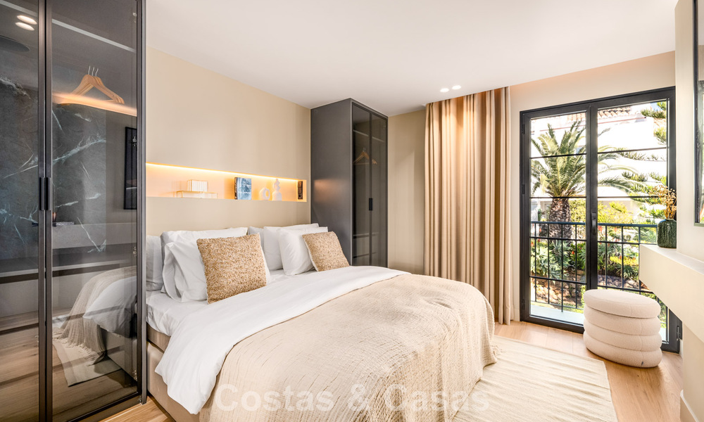 Casa adosada de lujo renovada con vistas al mar en venta, en una zona residencial cerrada en la Milla de Oro de Marbella 774981