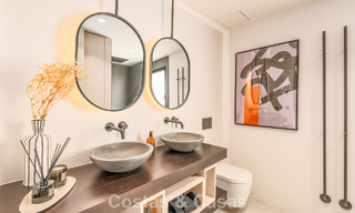 Casa adosada de lujo renovada con vistas al mar en venta, en una zona residencial cerrada en la Milla de Oro de Marbella 774982 