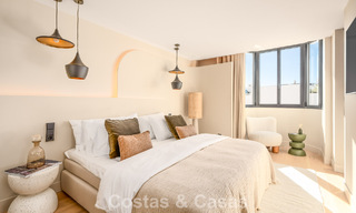 Casa adosada de lujo renovada con vistas al mar en venta, en una zona residencial cerrada en la Milla de Oro de Marbella 774983 