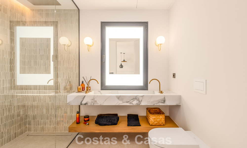 Casa adosada de lujo renovada con vistas al mar en venta, en una zona residencial cerrada en la Milla de Oro de Marbella 774984