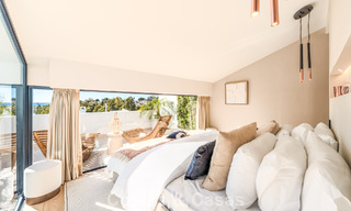 Casa adosada de lujo renovada con vistas al mar en venta, en una zona residencial cerrada en la Milla de Oro de Marbella 774985 