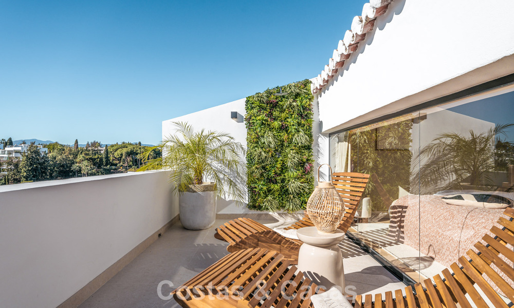 Casa adosada de lujo renovada con vistas al mar en venta, en una zona residencial cerrada en la Milla de Oro de Marbella 774986