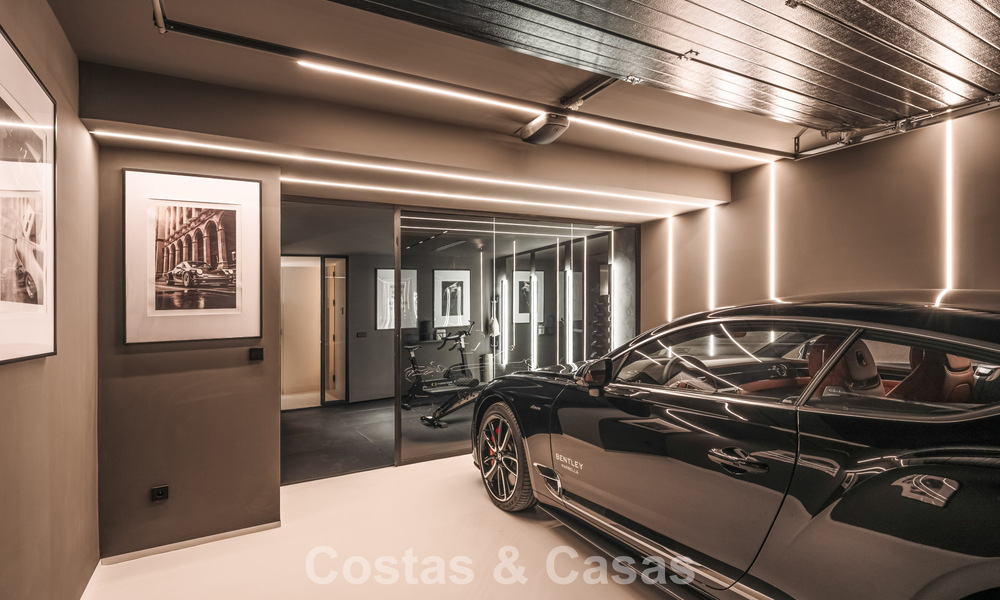 Casa adosada de lujo renovada con vistas al mar en venta, en una zona residencial cerrada en la Milla de Oro de Marbella 774987