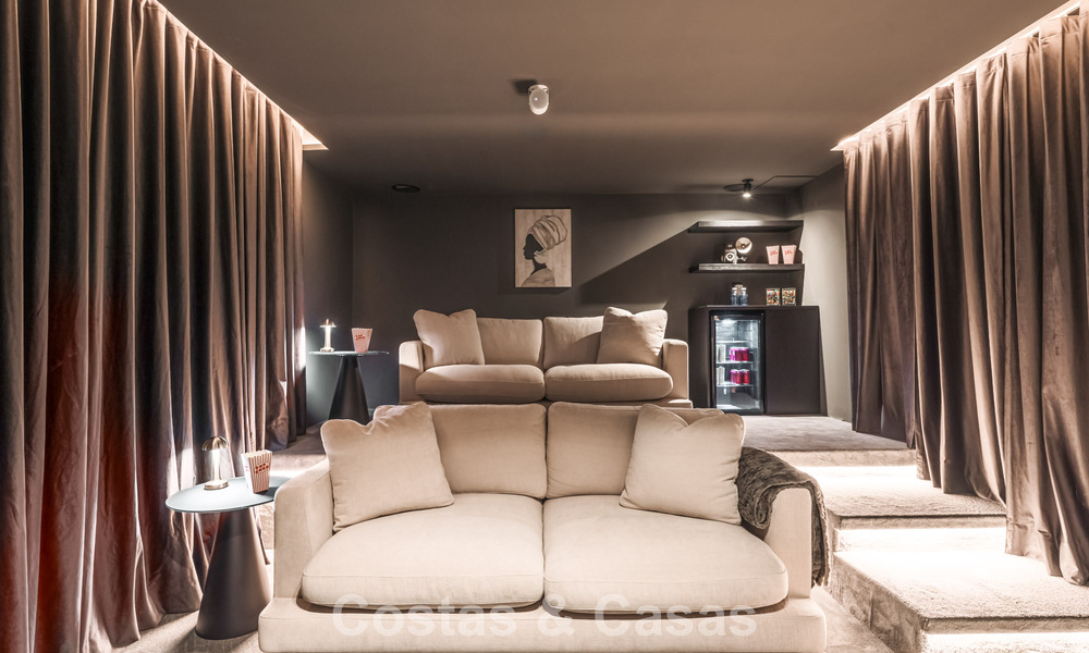 Casa adosada de lujo renovada con vistas al mar en venta, en una zona residencial cerrada en la Milla de Oro de Marbella 774988