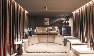 Casa adosada de lujo renovada con vistas al mar en venta, en una zona residencial cerrada en la Milla de Oro de Marbella 774988 