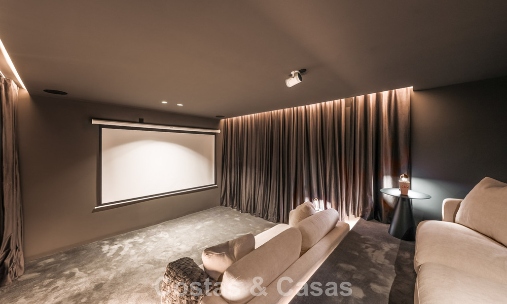 Casa adosada de lujo renovada con vistas al mar en venta, en una zona residencial cerrada en la Milla de Oro de Marbella 774989