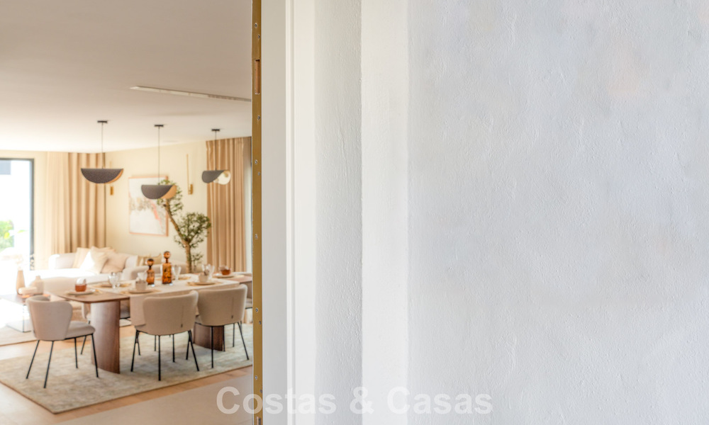 Casa adosada de lujo renovada con vistas al mar en venta, en una zona residencial cerrada en la Milla de Oro de Marbella 774990