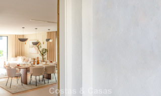 Casa adosada de lujo renovada con vistas al mar en venta, en una zona residencial cerrada en la Milla de Oro de Marbella 774990 