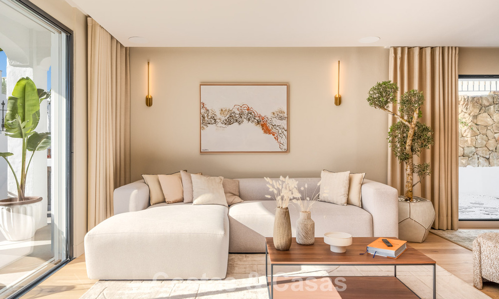 Casa adosada de lujo renovada con vistas al mar en venta, en una zona residencial cerrada en la Milla de Oro de Marbella 774991