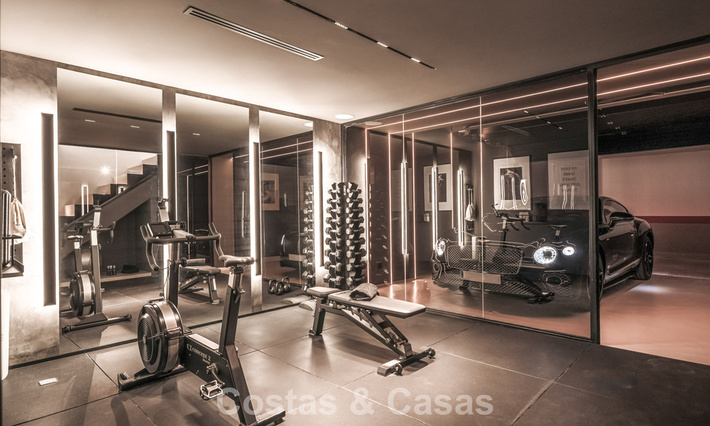 Casa adosada de lujo renovada con vistas al mar en venta, en una zona residencial cerrada en la Milla de Oro de Marbella 774992