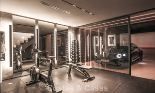 Casa adosada de lujo renovada con vistas al mar en venta, en una zona residencial cerrada en la Milla de Oro de Marbella 774992 