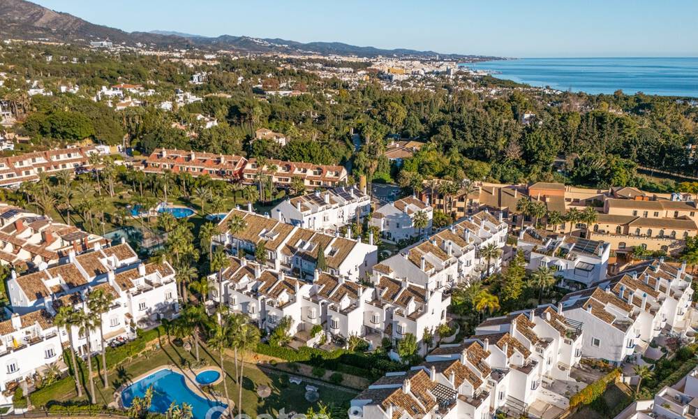 Casa adosada de lujo renovada con vistas al mar en venta, en una zona residencial cerrada en la Milla de Oro de Marbella 774993