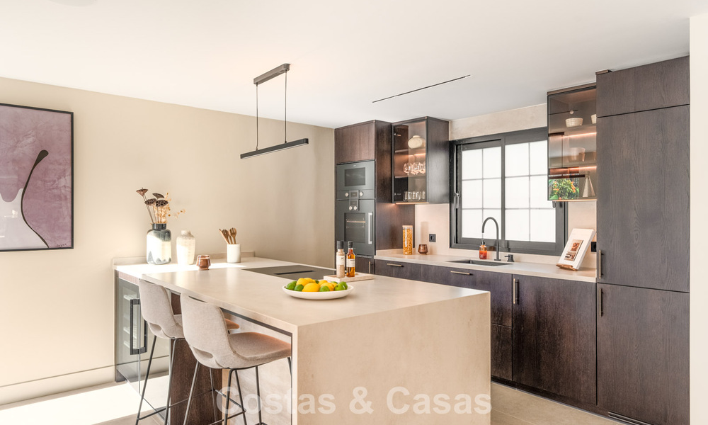 Casa adosada de lujo renovada con vistas al mar en venta, en una zona residencial cerrada en la Milla de Oro de Marbella 774994