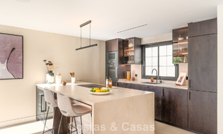 Casa adosada de lujo renovada con vistas al mar en venta, en una zona residencial cerrada en la Milla de Oro de Marbella 774994 