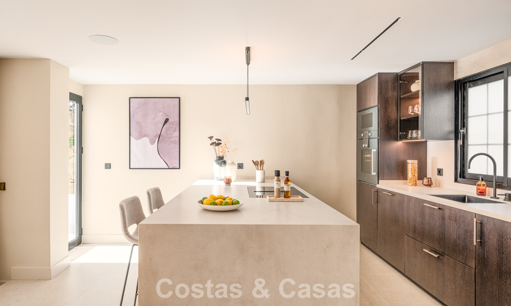 Casa adosada de lujo renovada con vistas al mar en venta, en una zona residencial cerrada en la Milla de Oro de Marbella 774995