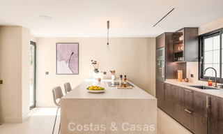 Casa adosada de lujo renovada con vistas al mar en venta, en una zona residencial cerrada en la Milla de Oro de Marbella 774995 