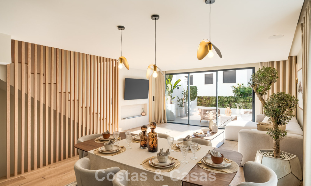 Casa adosada de lujo renovada con vistas al mar en venta, en una zona residencial cerrada en la Milla de Oro de Marbella 774996