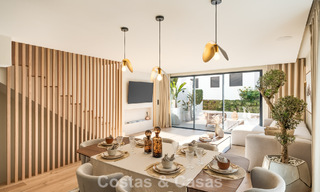 Casa adosada de lujo renovada con vistas al mar en venta, en una zona residencial cerrada en la Milla de Oro de Marbella 774996 