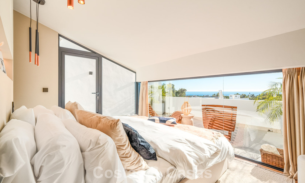 Casa adosada de lujo renovada con vistas al mar en venta, en una zona residencial cerrada en la Milla de Oro de Marbella 774997