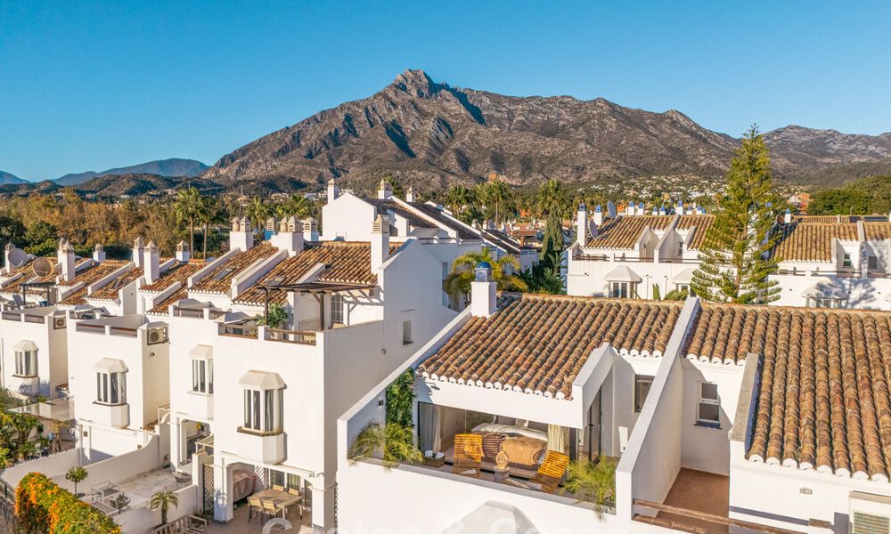 Casa adosada de lujo renovada con vistas al mar en venta, en una zona residencial cerrada en la Milla de Oro de Marbella 774998