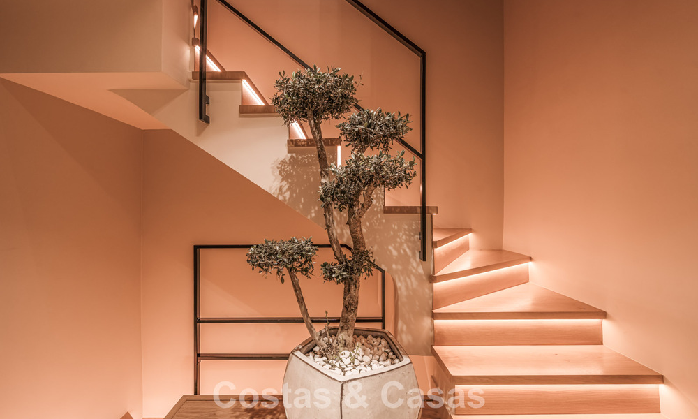 Casa adosada de lujo renovada con vistas al mar en venta, en una zona residencial cerrada en la Milla de Oro de Marbella 775000