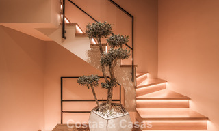 Casa adosada de lujo renovada con vistas al mar en venta, en una zona residencial cerrada en la Milla de Oro de Marbella 775000 