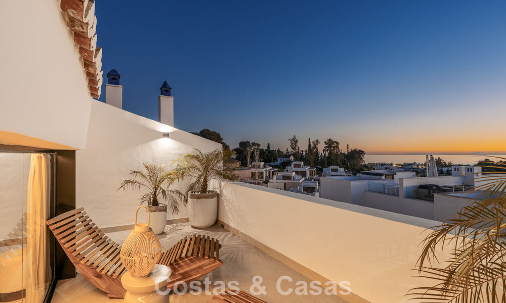 Casa adosada de lujo renovada con vistas al mar en venta, en una zona residencial cerrada en la Milla de Oro de Marbella 775002