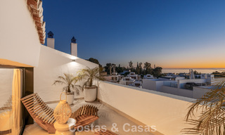 Casa adosada de lujo renovada con vistas al mar en venta, en una zona residencial cerrada en la Milla de Oro de Marbella 775002 