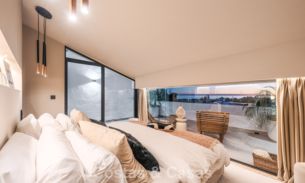 Casa adosada de lujo renovada con vistas al mar en venta, en una zona residencial cerrada en la Milla de Oro de Marbella 775003