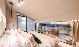Casa adosada de lujo renovada con vistas al mar en venta, en una zona residencial cerrada en la Milla de Oro de Marbella 775003 