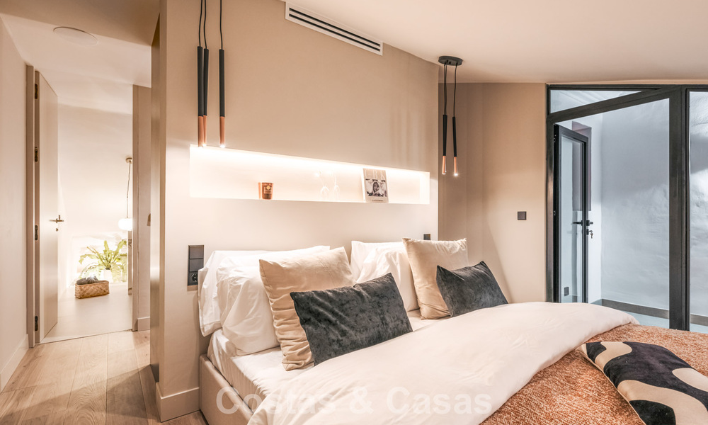 Casa adosada de lujo renovada con vistas al mar en venta, en una zona residencial cerrada en la Milla de Oro de Marbella 775004