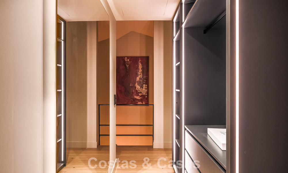 Casa adosada de lujo renovada con vistas al mar en venta, en una zona residencial cerrada en la Milla de Oro de Marbella 775005