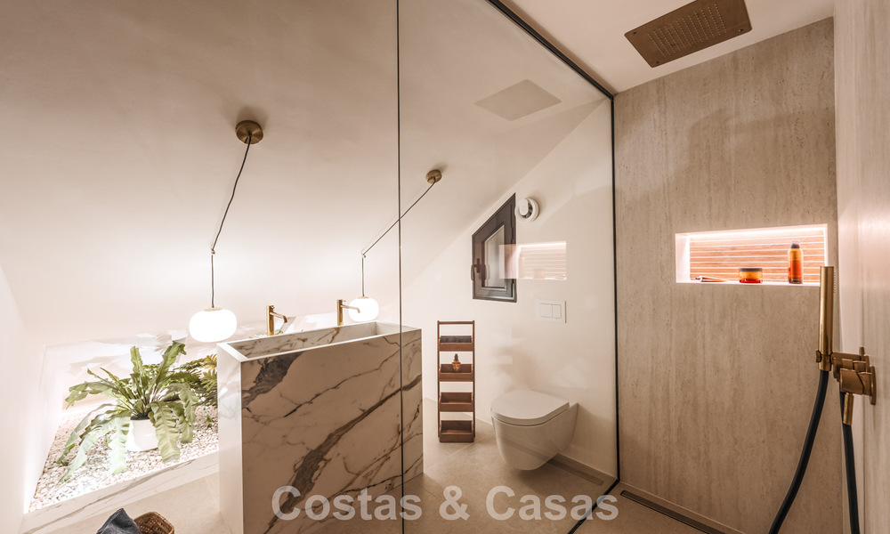 Casa adosada de lujo renovada con vistas al mar en venta, en una zona residencial cerrada en la Milla de Oro de Marbella 775006