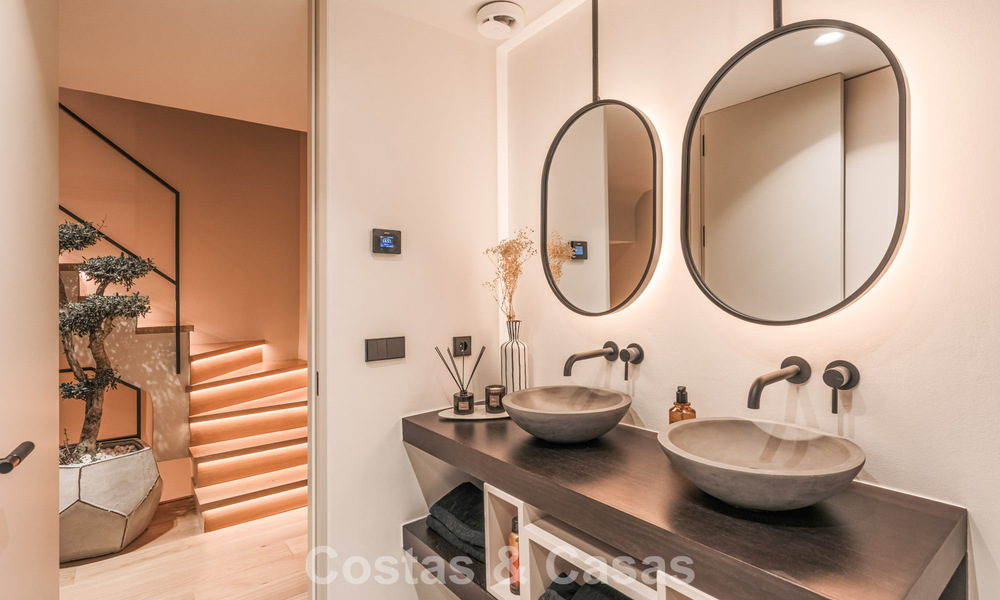 Casa adosada de lujo renovada con vistas al mar en venta, en una zona residencial cerrada en la Milla de Oro de Marbella 775007