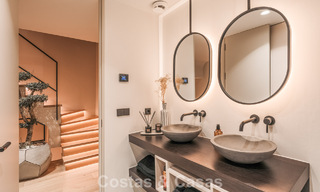 Casa adosada de lujo renovada con vistas al mar en venta, en una zona residencial cerrada en la Milla de Oro de Marbella 775007 