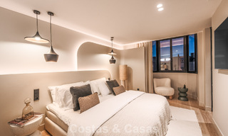 Casa adosada de lujo renovada con vistas al mar en venta, en una zona residencial cerrada en la Milla de Oro de Marbella 775008 