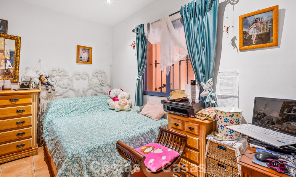 Amplia casa adosada con jardín privado en venta, rodeada de campos de golf en Nueva Andalucía, Marbella 775068