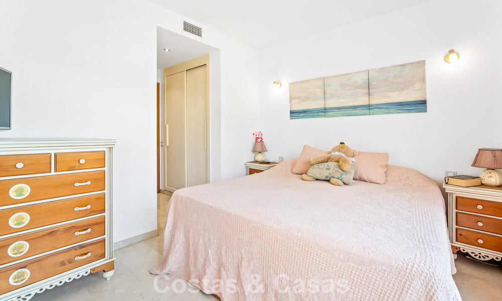 Amplia casa adosada con jardín privado en venta, rodeada de campos de golf en Nueva Andalucía, Marbella 775070