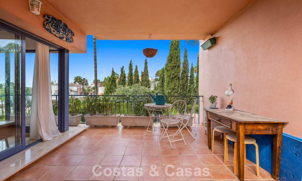 Amplia casa adosada con jardín privado en venta, rodeada de campos de golf en Nueva Andalucía, Marbella 775072