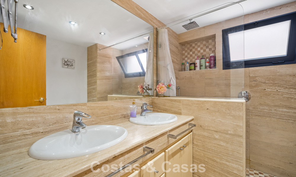 Amplia casa adosada con jardín privado en venta, rodeada de campos de golf en Nueva Andalucía, Marbella 775074